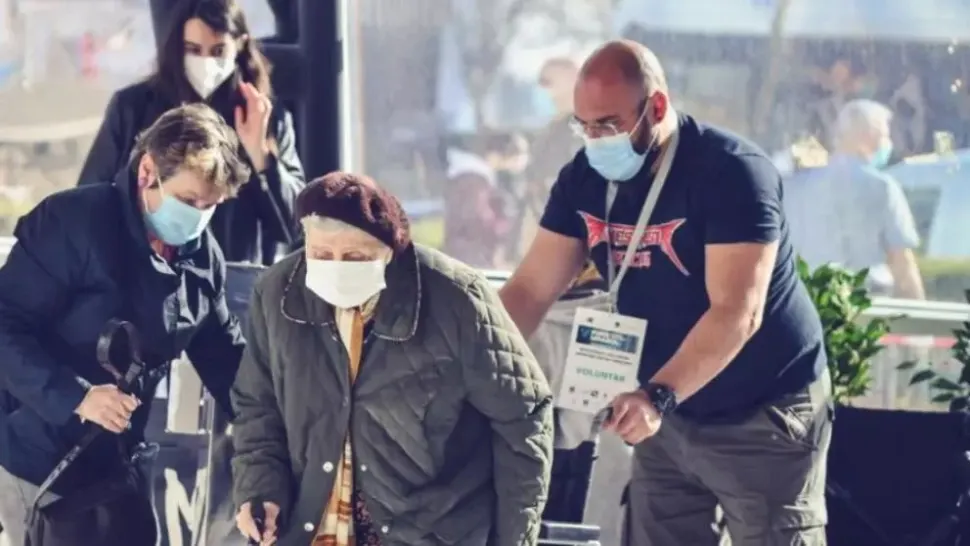 180 de români de peste 100 de ani s-au vaccinat anti-Covid. Câți tineri cu vârsta între 16 și 19 ani s-au imunizat de la debutul campaniei
