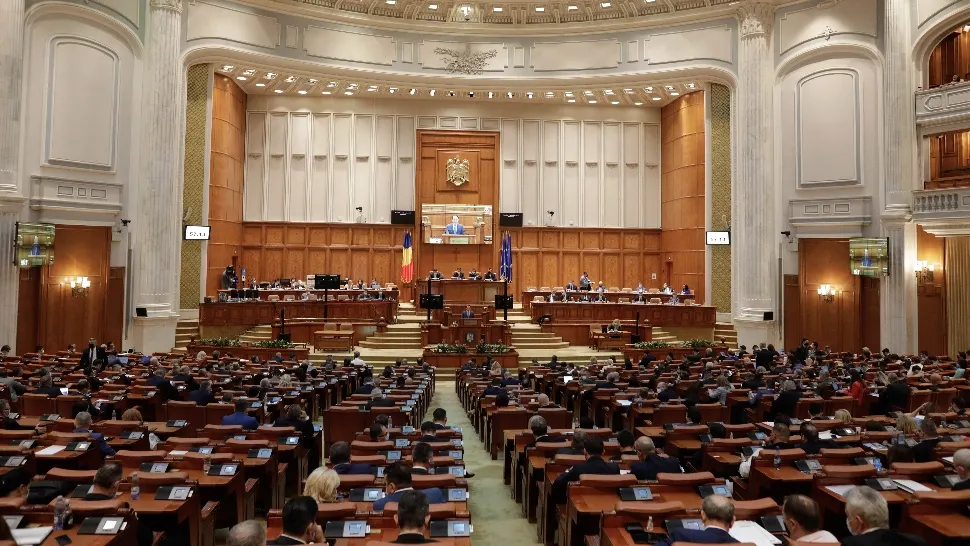 Aproape 70 de foști parlamentari cer astăzi să primească din nou pensiile speciale - Sute de deputați și senatori s-au adresat instanței