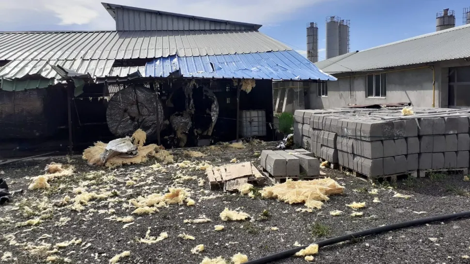 FOTO/ VIDEO Explozie PUTERNICĂ la o fabrică de pavele de Vâlcea, soldată cu doi morți și un rănit
