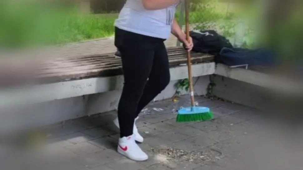 Tineri amendaţi şi puşi să dea cu mătura, după ce au aruncat pe jos coji de seminţe şi chiștoace