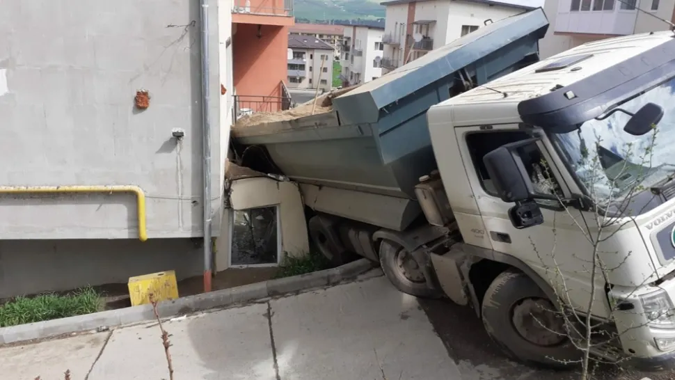 La un pas de tragedie! O autobasculantă s-a răsturnat peste balconul unui apartament din Florești, Cluj