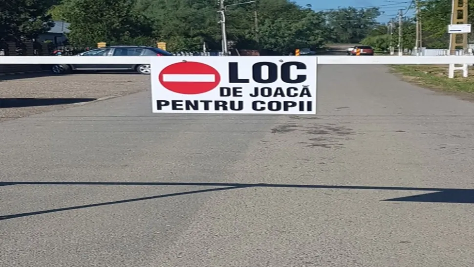 Caz SCANDALOS la Brăila: Loc de joacă pentru copii în mijlocul unui drum județean