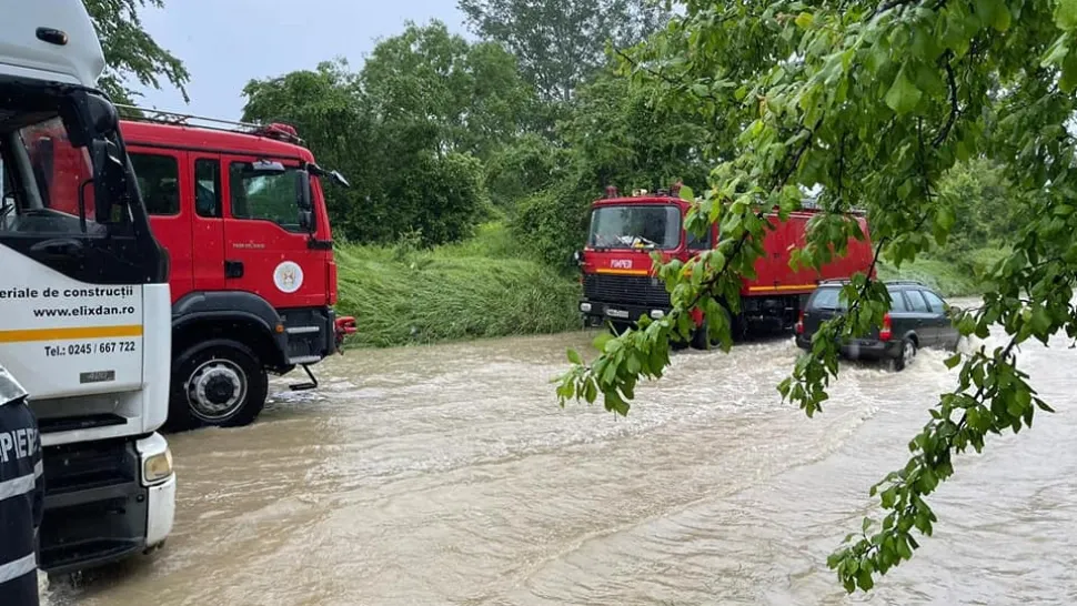 VIDEO + FOTO Ploile au făcut prăpăd, sute de gospodării inundate, drumuri naționale blocate