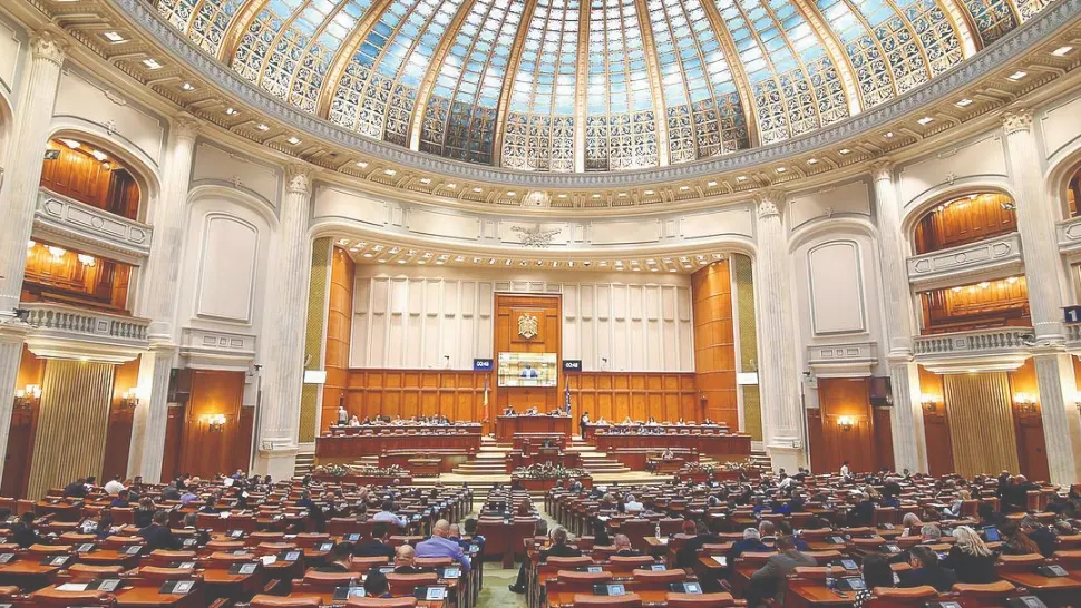 Vot în Parlament: cresc salariile a mii de bugetari care lucrează în ministere