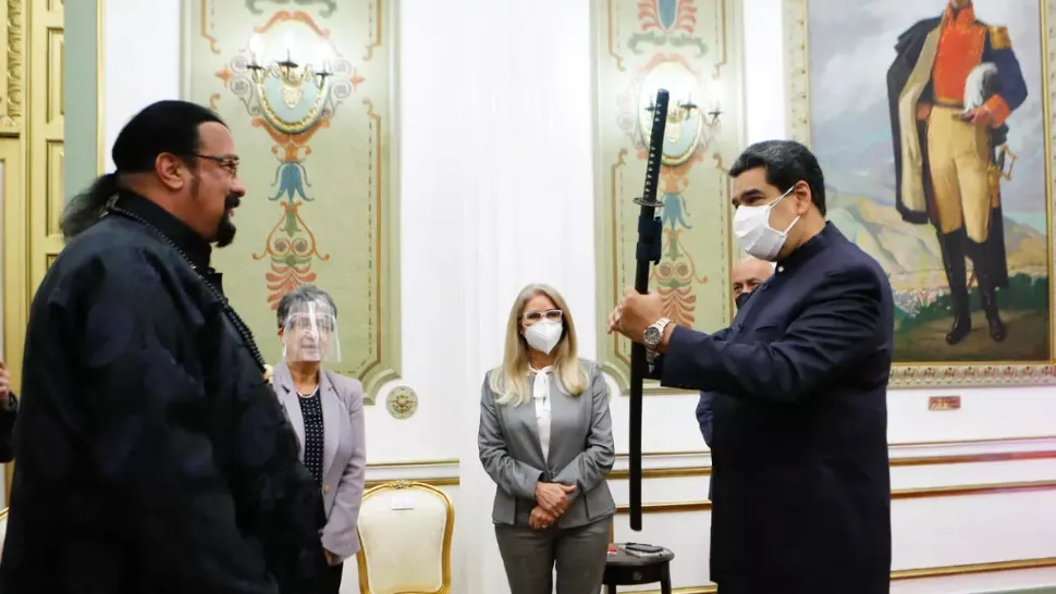 O sabie de samurai, cadoul INEDIT oferit de actorul american Steven Seagal preşedintelui venezuelean Nicolas Maduro
