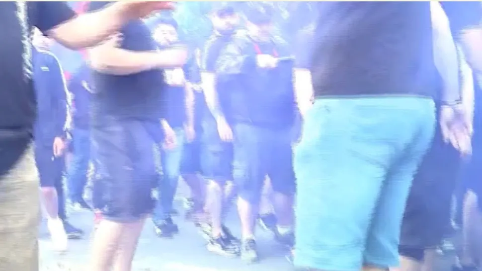 VIDEO Echipa Realitatea PLUS, agresată de suporteri, înaintea meciului CS Afumați - Steaua. Imagini-șoc
