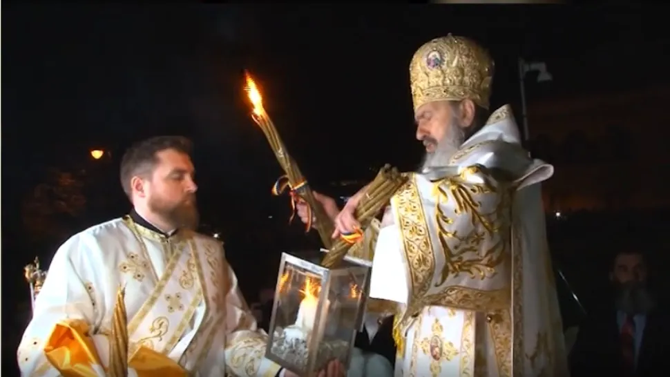 Lumina Sfântă, adusă de IPS Teodosie cu șalupa, la Constanța. 5000 de oameni au participat la învierea de la malul mării