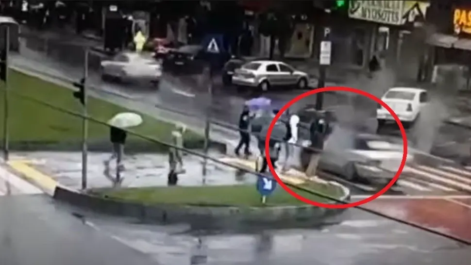 VIDEO - Doi tineri, spulberați pe trecerea de pietoni - Imaginile groazei