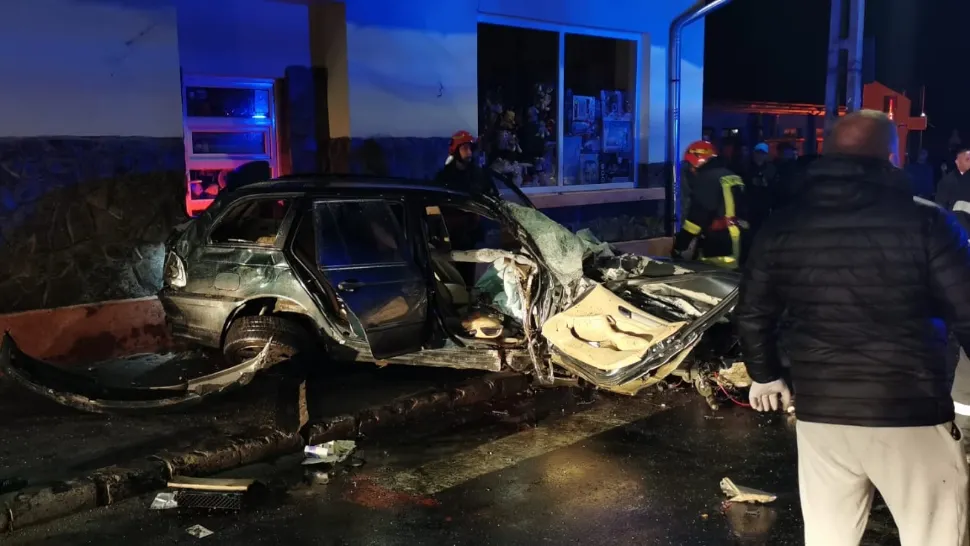 Accident grav - Două persoane rănite după ce o mașină a lovit violent zidul unei case