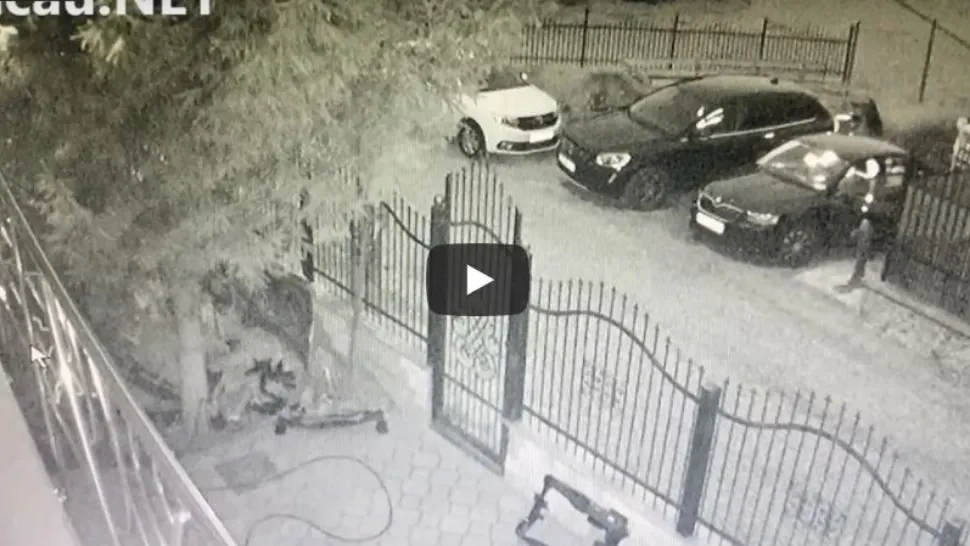 VIDEO - Doi hoți au furat o mașină dintr-o parcare - Jaful, surprins de camerele de supraveghere