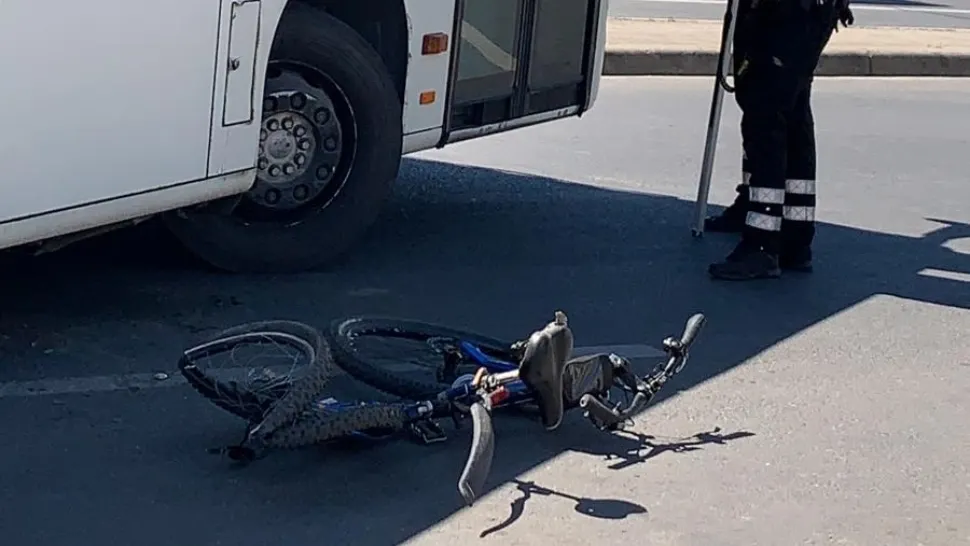 VIDEO Accident grav la Piața Crângași din București, un biciclist a fost izbit și prins sub un autobuz
