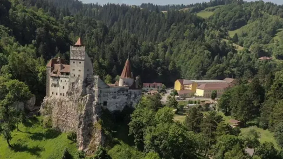 Castelul Bran devine centru de vaccinare anti-Covid. Surpriză pentru turiștii care aleg să se imunizeze