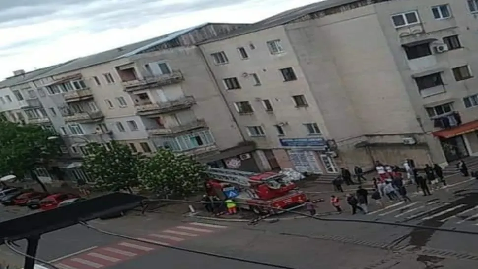 Panică într-un bloc din Bârlad! Șase persoane s-au autoevacuat, iar 15 au fost salvate de pompieri