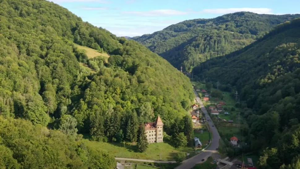 Un castel din Apuseni abandonat de autorități, cumpărat de un lanț hotelier internațional. Ce sumă a plătit