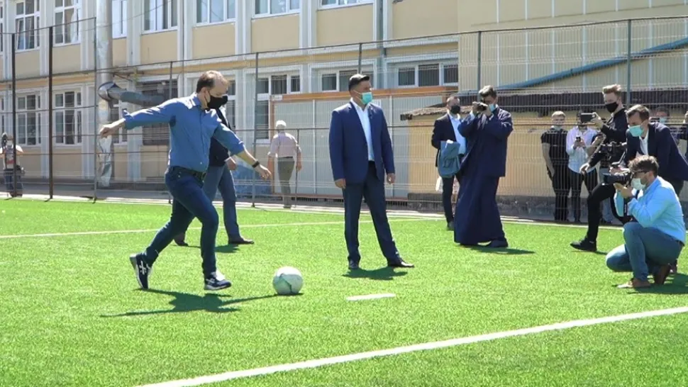 Florin Cîțu, schimb de pase cu elevii liceului Steinhardt - VIDEO