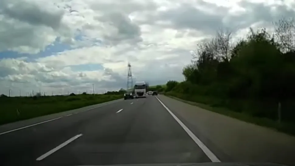 Șofer de TIR, inconștiență extremă! Cea mai riscantă depășire pe un drum din România - VIDEO