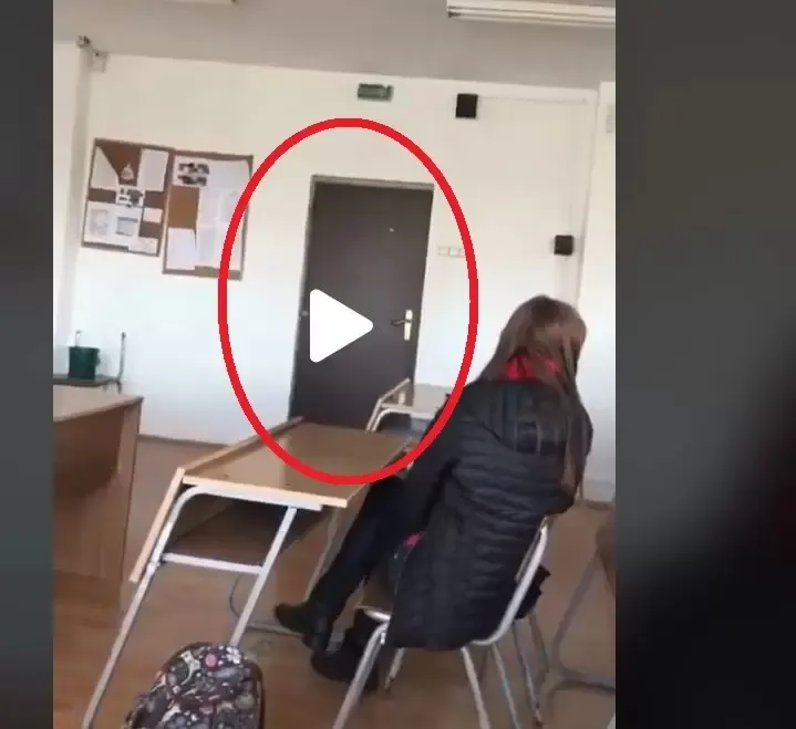 VIDEO – Elevii așteptau liniștiți profesoara când deodată A BUBUIT ușa – Ce s-a întâmplat