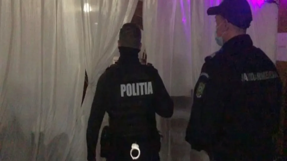 Un bărbat care ar fi trebuit să se afle în izolare la domiciliu a fost găsit de polițiști la un botez