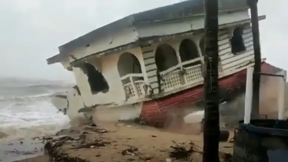 VIDEO Imagini dramatice: cel puțin 4 morți în India, în urma unui ciclon puternic