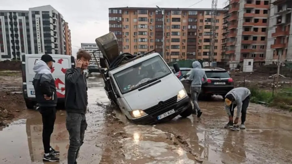 VIDEO Ploile au transformat Chiajna într-o mlaștină uriașă. Mai multe mașini și un TIR, blocate în gropile apărute în carosabil