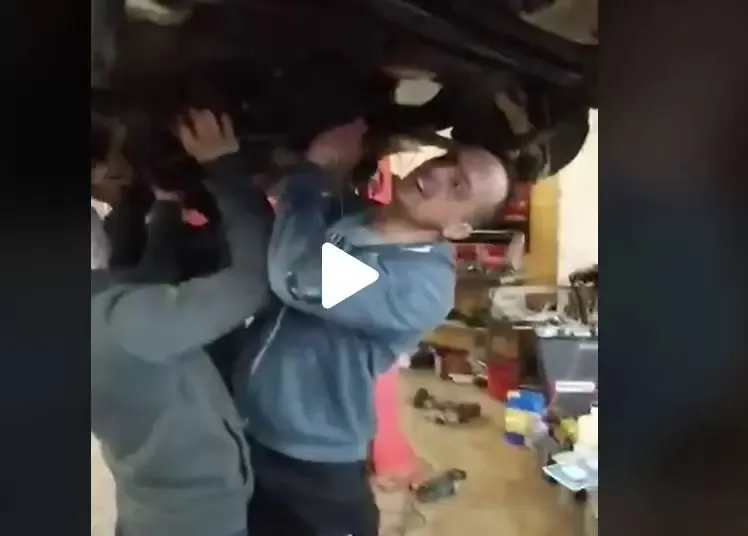 VIDEO – Lucrau sub mașină când ceva îngrozitor s-a întâmplat. Din fericire totul s-a terminat cu bine