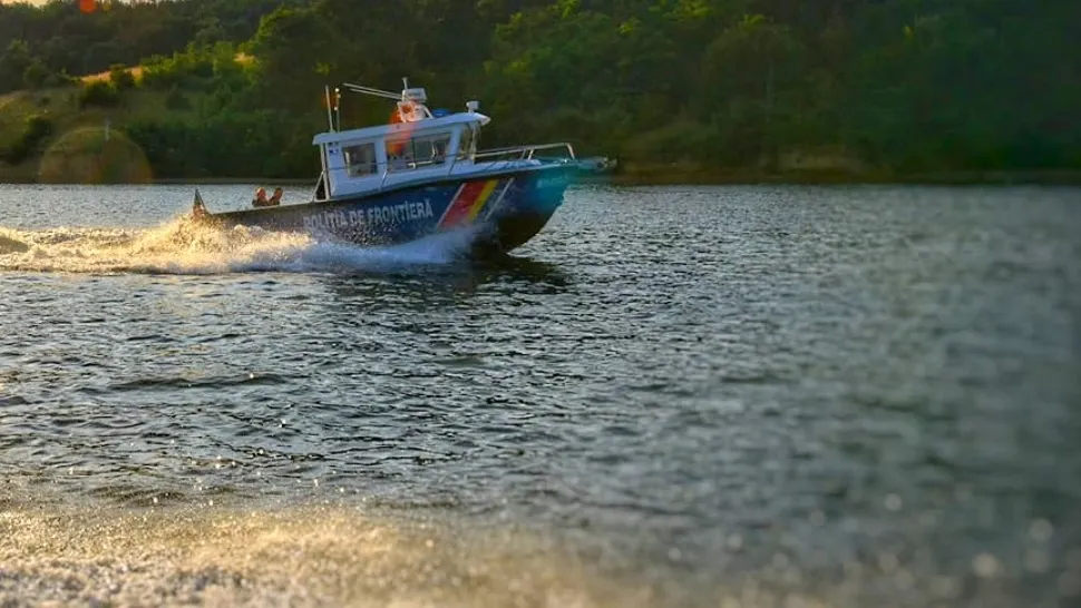 O ambarcațiune de agrement plină cu turiști s-a răsturnat pe Dunăre