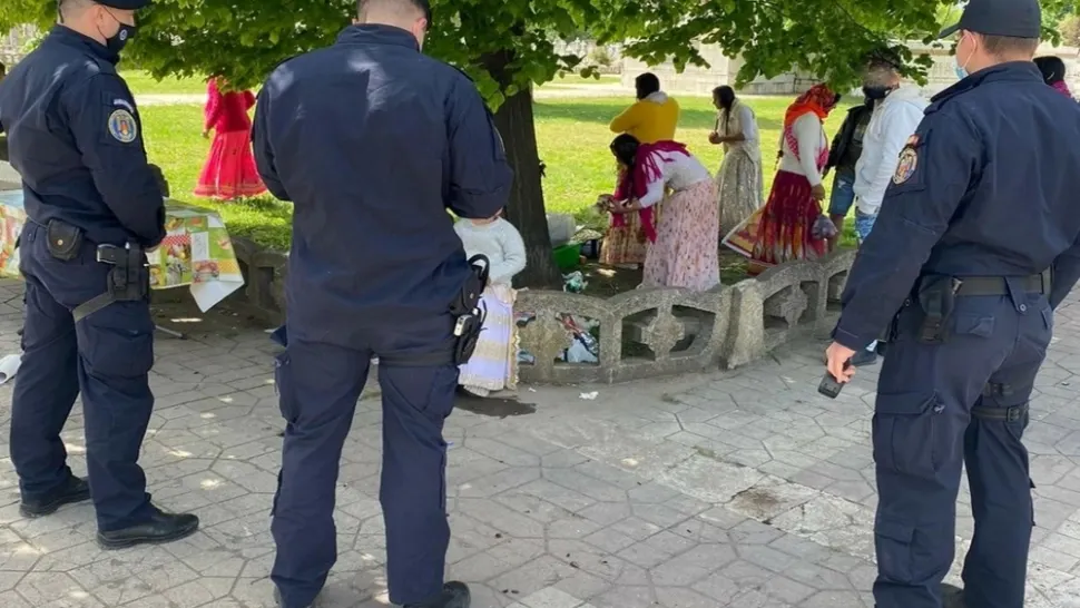 FOTO Picnic în cimitir, întrerupt de jandarmi cu amenzi