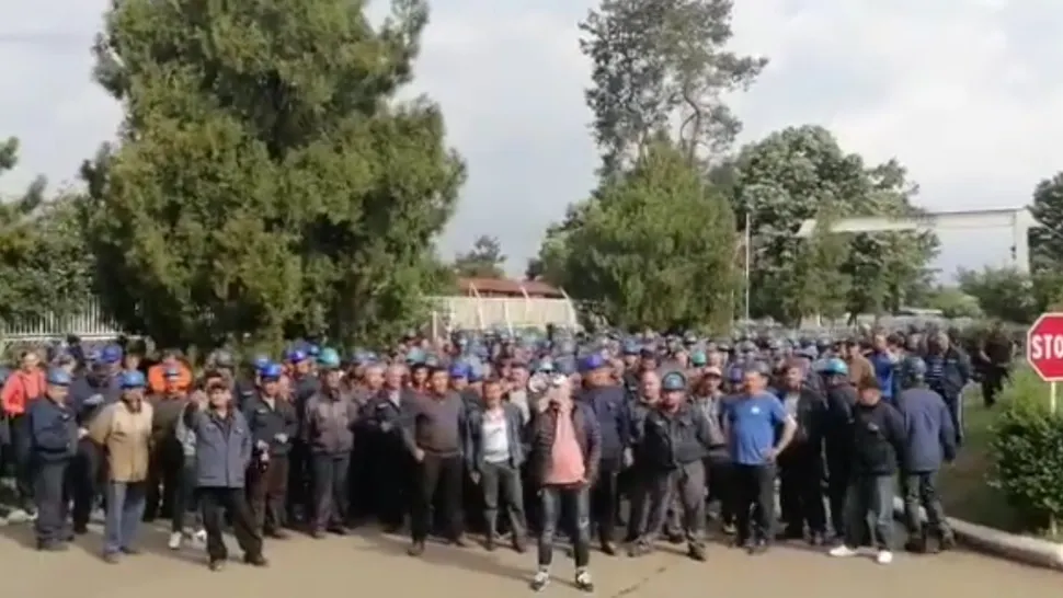 Sute de muncitori în GREVĂ la fabrica de Vagoane Caracal -  Muncitorii ameninţă că nu se vor întoarce la lucru