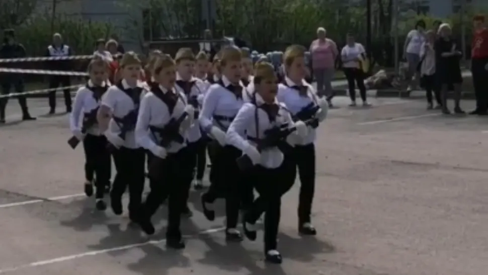 Serbare școlară marca Putin: Elevi de clasa a III-a, cu arma în mână de ziua Victoriei: ”Dumnezeu este cu noi!”
