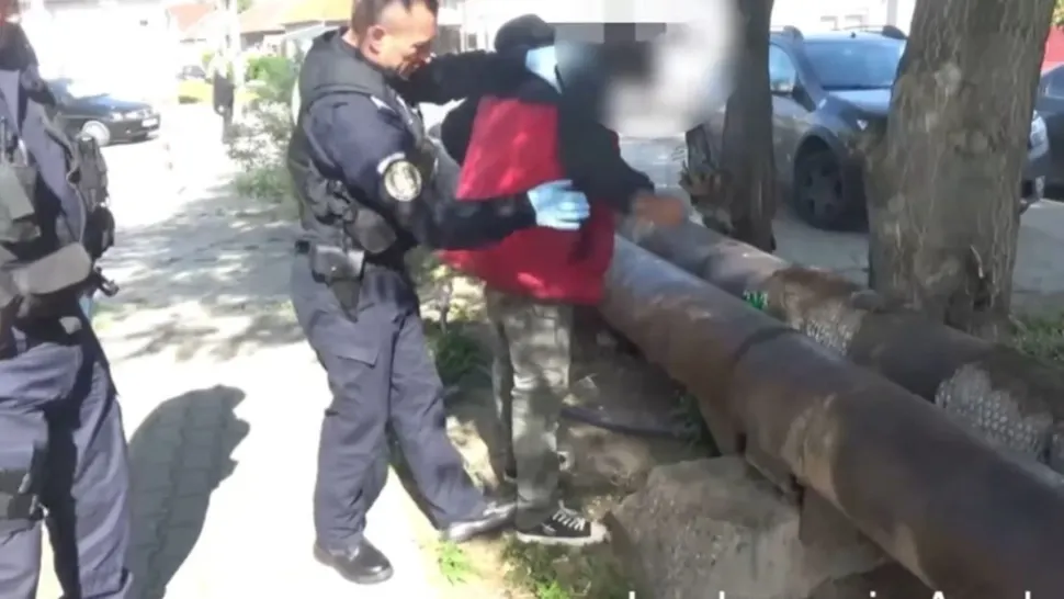 VIDEO | S-a dus să se angajeze, dar a furat din curtea firmei unde venise pentru interviu