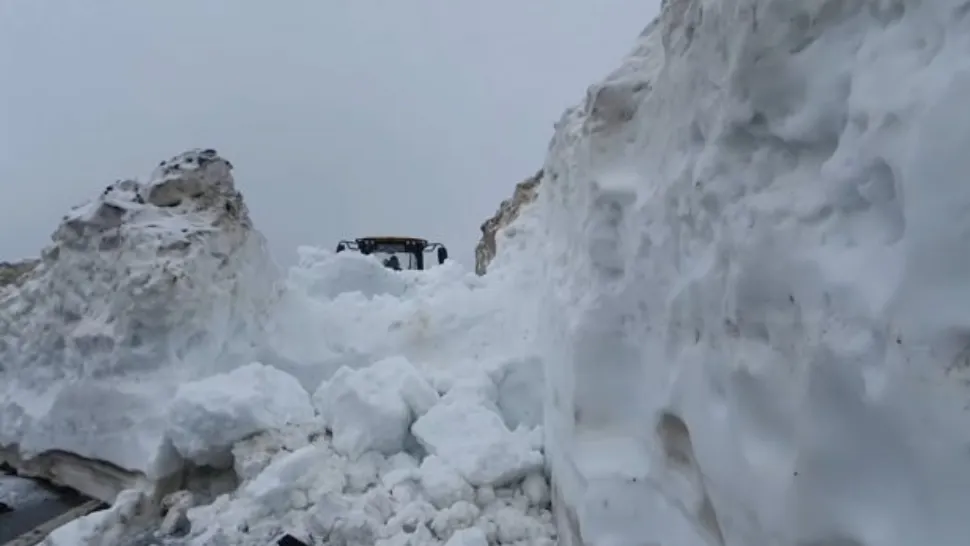 CÂND se reia circulația pe Transalpina și Transfăgărășan - Ce spun drumarii despre deszăpezire