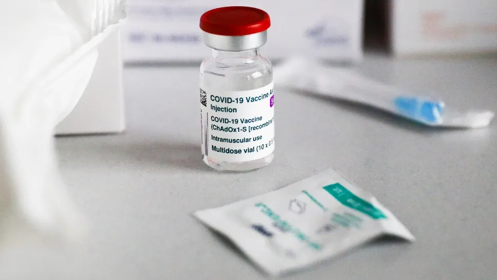 Ministrul francez al Sănătății a primit alt vaccin la rapel. Administrarea serului de la Astrazeneca, limitată de autorități