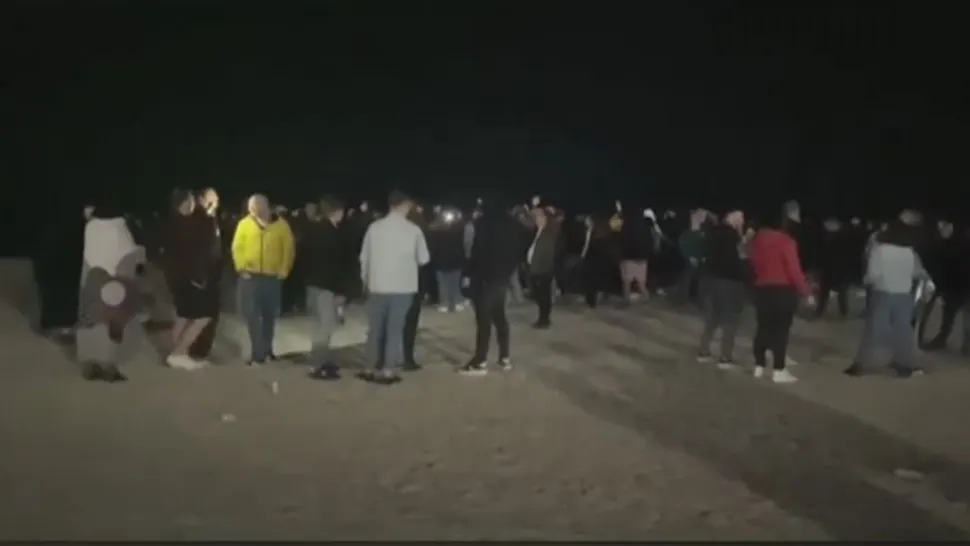 VIDEO | Vama Veche a fost „luată cu asalt” de mii de tineri. Distracția s-a terminat mult după răsăritul soarelui
