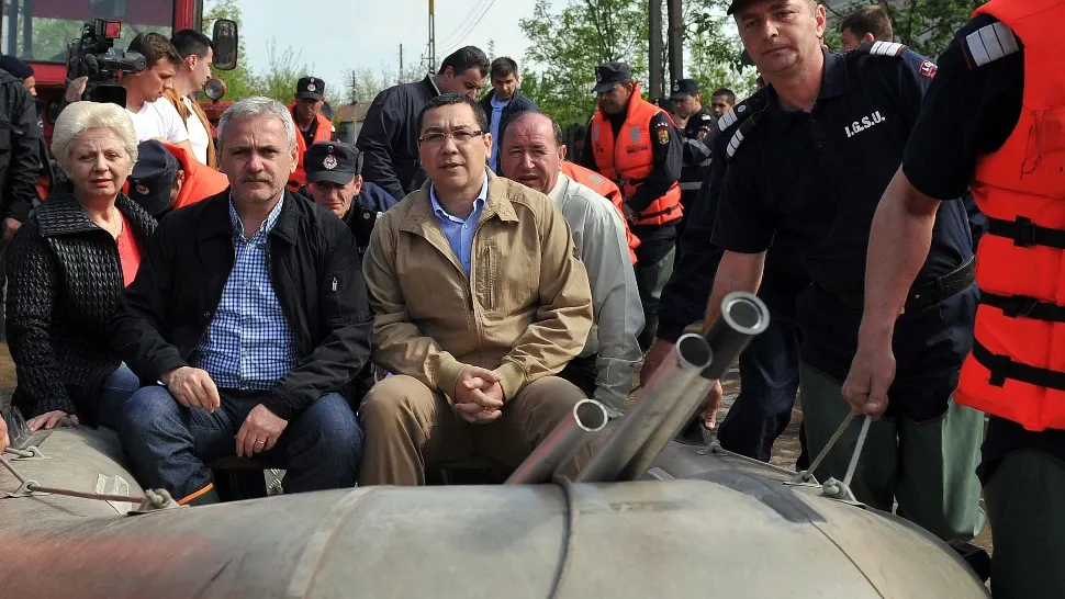 Dragnea și Ponta au ajuns sursă de inspirație pentru guvernanții ruși. Un oficial a fost surprins într-o barcă prin orașul inundat Kerci - Imagini incredibile