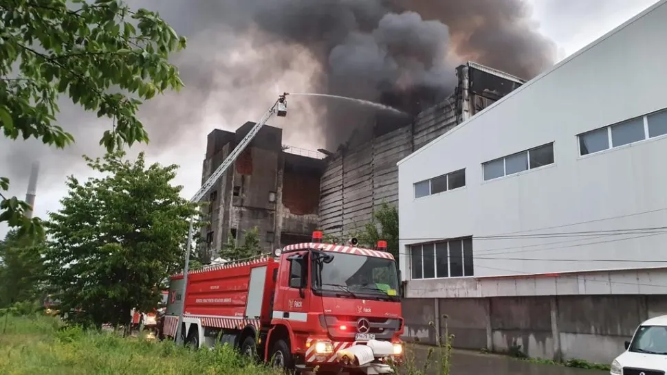 Incendiul de la depozitul de deșeuri din Prahova ar fi fost provocat de o mână criminală. Detalii ȘOCANTE din anchetă
