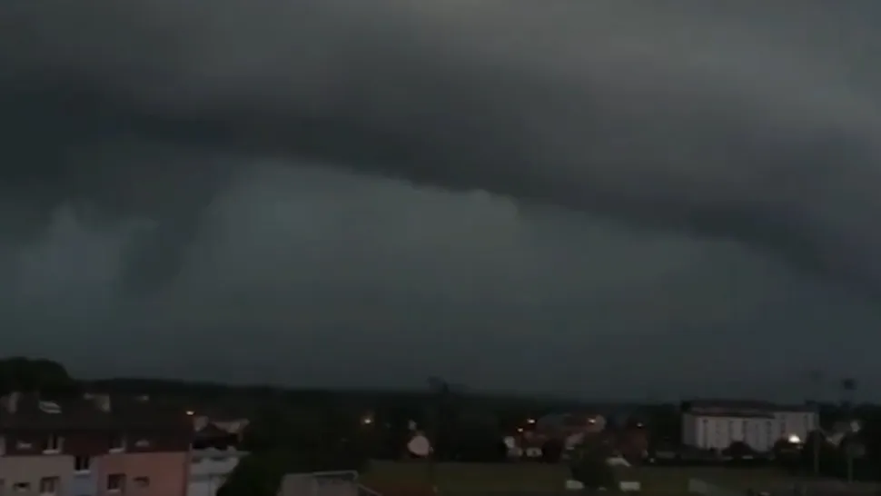 Furtuni PUTERNICE în Franța și Belgia: Nori apocaliptici și tornade - oameni răniți