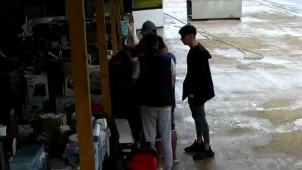 VIDEO | Bătuți de interlopi în plină stradă pentru taxa de protecție