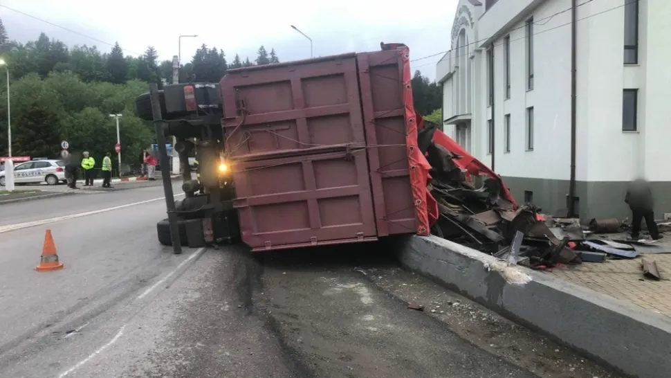 Un autotren plin cu fier vechi s-a răsturnat peste un gard - Nicio persoană nu a fost rănită FOTO
