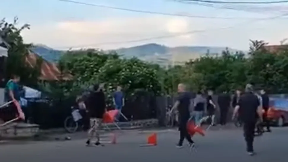VIDEO | Bătaie cu bâte și scaune în plină stradă. Protagoniștii, elevi ai Școlii de Administrație Penitenciară 