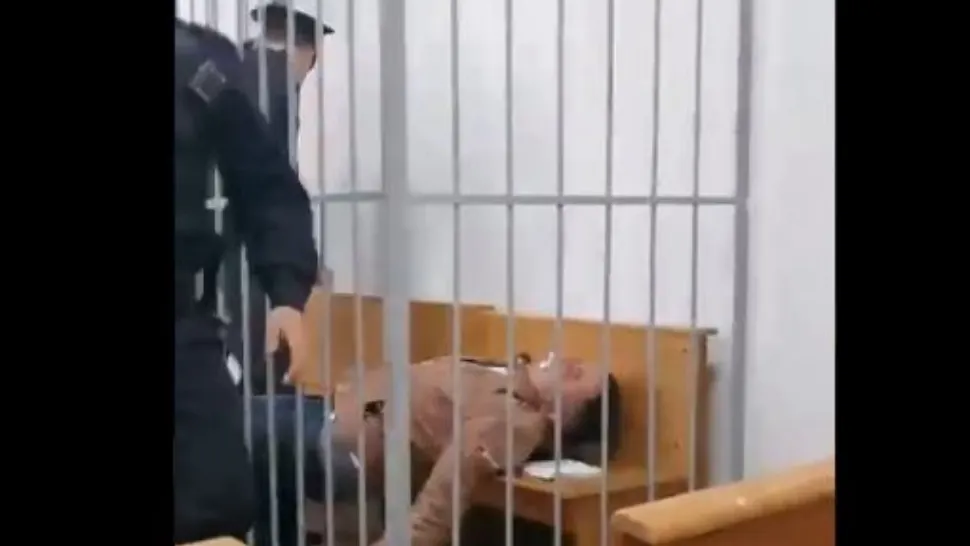 VIDEO | Gest extrem. S-a înjunghiat în gât, în boxa acuzaților, pentru a denunța ororile regimului de la Minsk