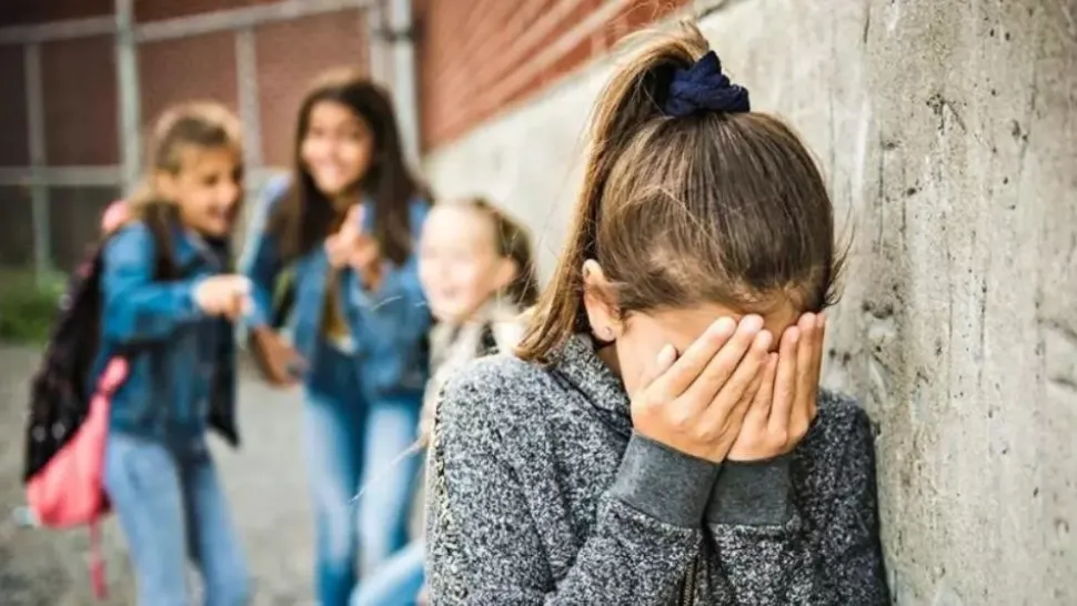 Nou caz de violență în școală. Elevă de clasa a VI-a, bătută crunt de colege, pe holul instituției VIDEO