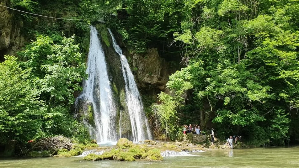 MINUNEA naturală din munții Piatra Craiului ce atrage turiștii după prăbușirea cascadei Bigăr - Imagini SPECTACULOASE de la Vadu Crișului  