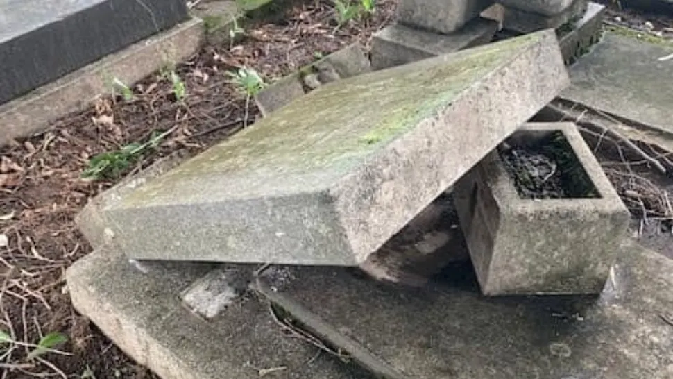 3 tineri reținuți pentru profanarea Cimitirului evreiesc din Ploiești