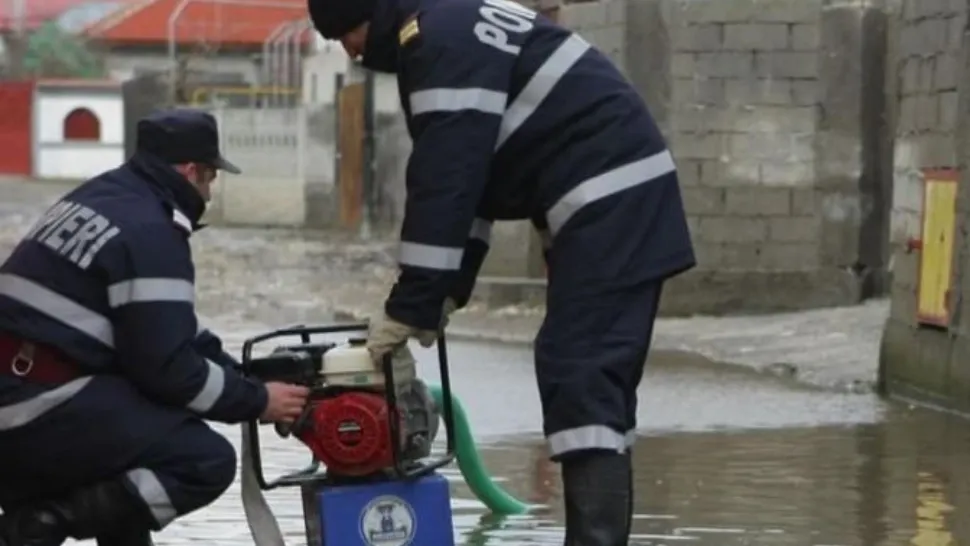 Bilanțul stricăciunilor produse de vremea rea, în ultimele ore - 13 județe sunt afectate, un om e dat dispărut 