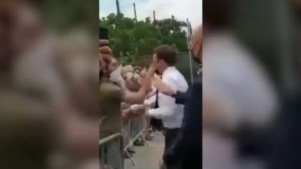 VIDEO Președintele Emmanuel Macron, pălmuit în timpul unei vizite în teritoriu