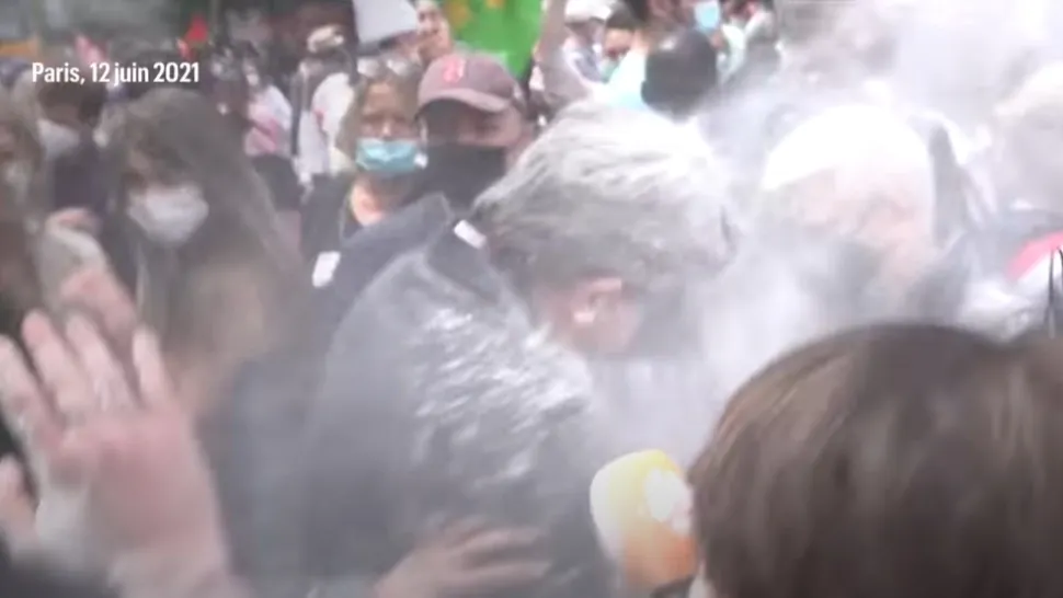VIDEO | Politician francez, atacat cu făină în timpul unui marș