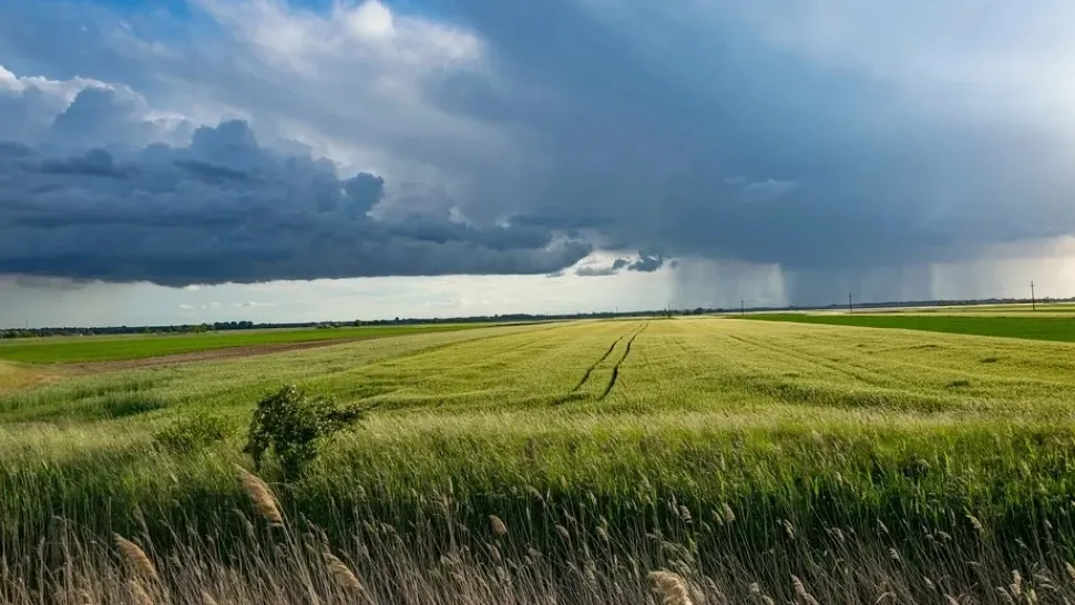 ALERTĂ METEO. Avertizări de ploi torențiale, vijelii și inundații în mai multe județe