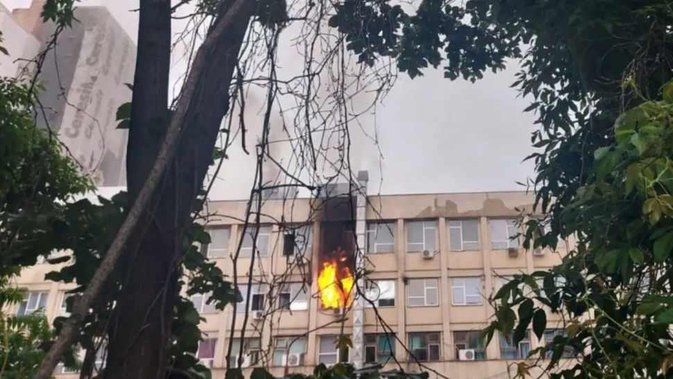 VIDEO Incendiu la Spitalul de Copii din Iaşi. 30 de persoane evacuate, s-a activat cod roșu. UPADTE: Focul a fost stins