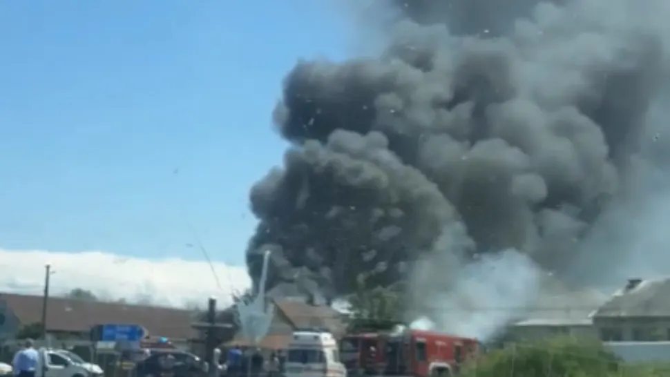 VIDEO Incendiu de proporții la un depozit de deșeuri din Bocșa