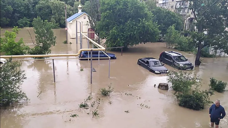 STARE DE URGENȚĂ în Crimeea din cauza inundațiilor - Apele au afectat aproape 300 de case şi un spital FOTO